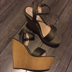 Bria wedge in Army Green